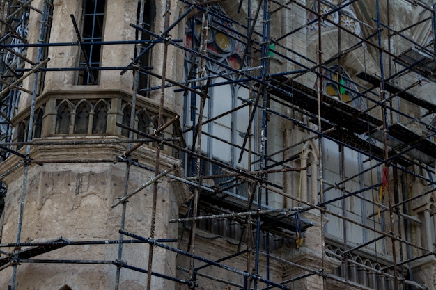 Cele mai mari provocări în demolarea construcțiilor vechi