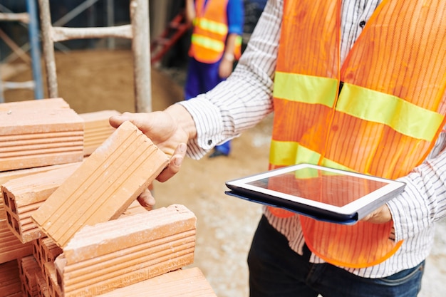 Cum influențează materialele de construcție durata de viață a unei hale