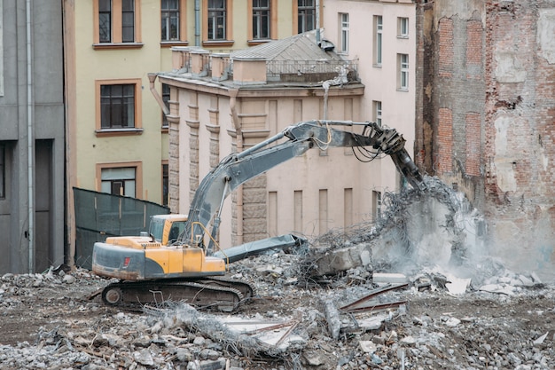 Studiu de caz: demolarea unei clădiri vechi și pregătirea terenului pentru o nouă construcție