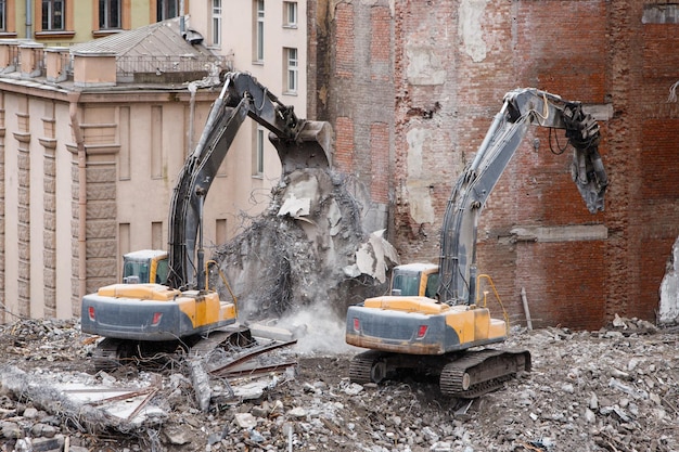 Diferențele dintre demolarea mecanizată și cea manuală: avantaje și dezavantaje