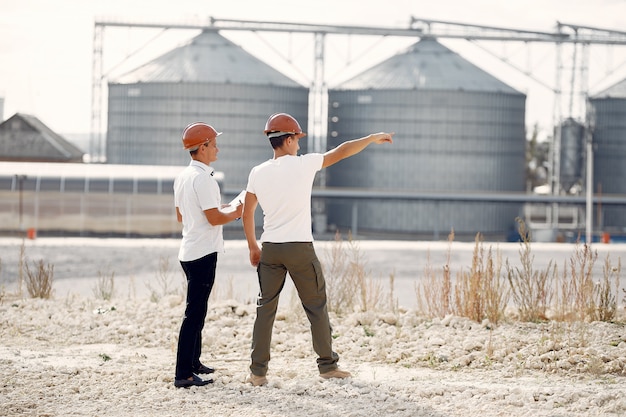 Norme și reglementări esențiale în construcția halelor industriale și agricole