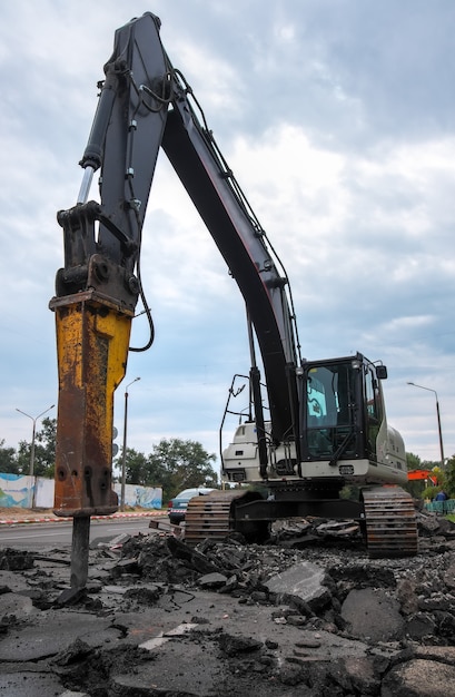 Echipamente și utilaje esențiale pentru o demolare eficientă