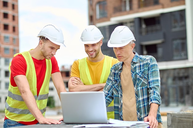 Avantajele utilizării echipamentelor profesionale în execuția construcțiilor civile